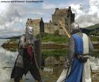 Kalenin önünde kılıçlarıyla savaşan iki ortaçağ şövalyesi